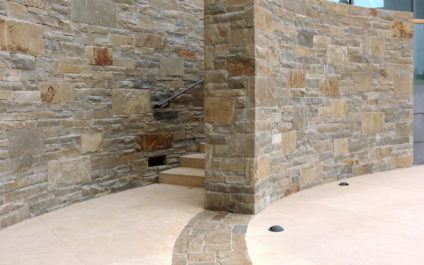 ironwood sandstone natural cleft chopped blend veneer, landscape wall